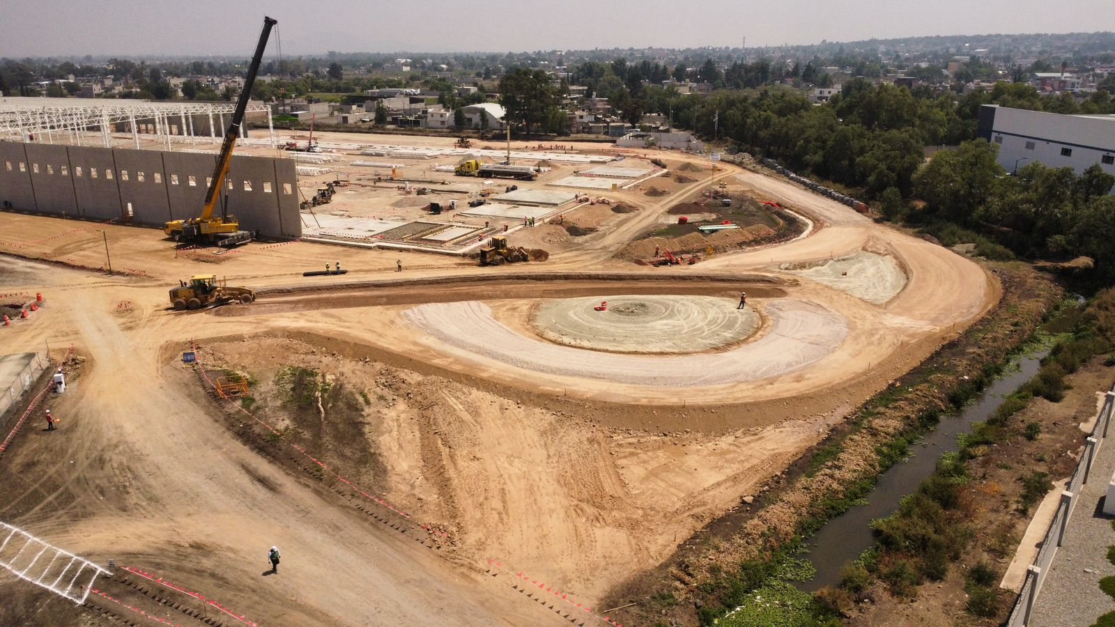 Vista aérea de terracerías en proceso en Escobedo