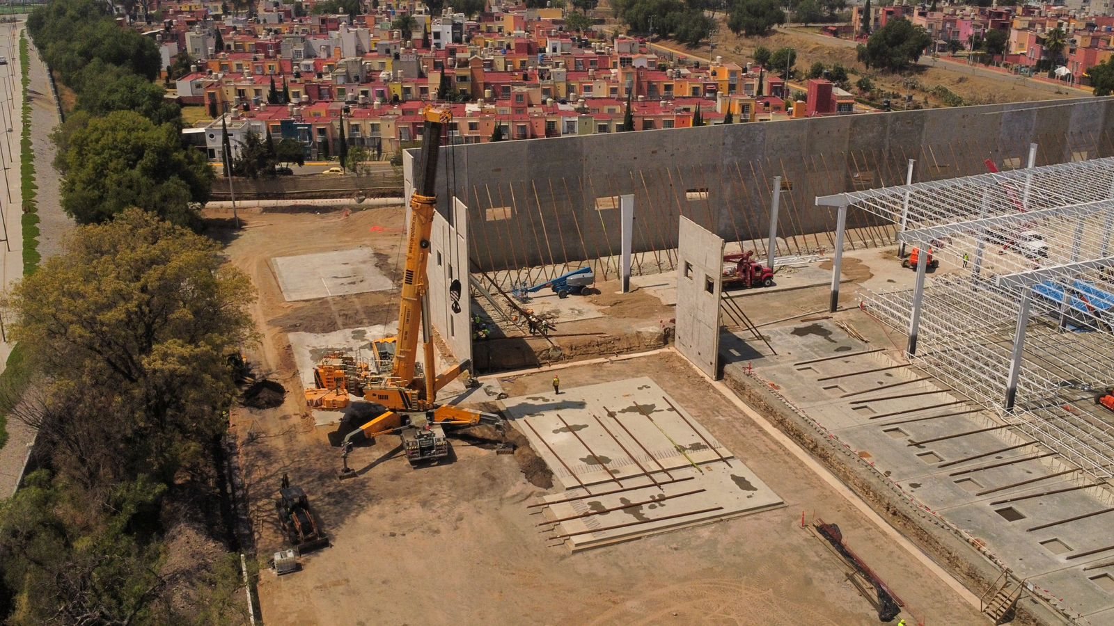 Vista aérea de obra de nave industrial en construcción