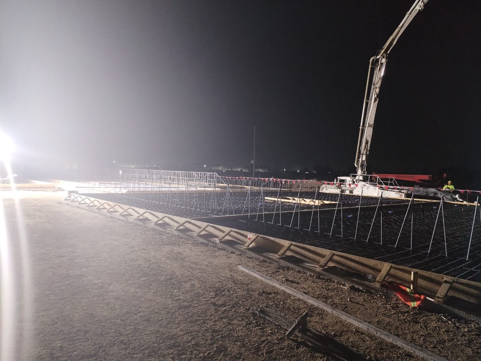 Armado de losa con bomba pluma para colado nocturno — concreto premezclado CIMTRA