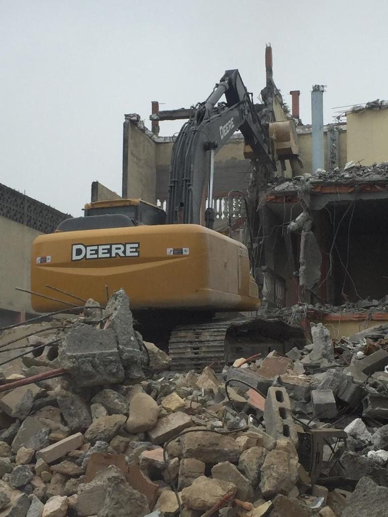 Deere 200D removiendo escombros de concreto en García