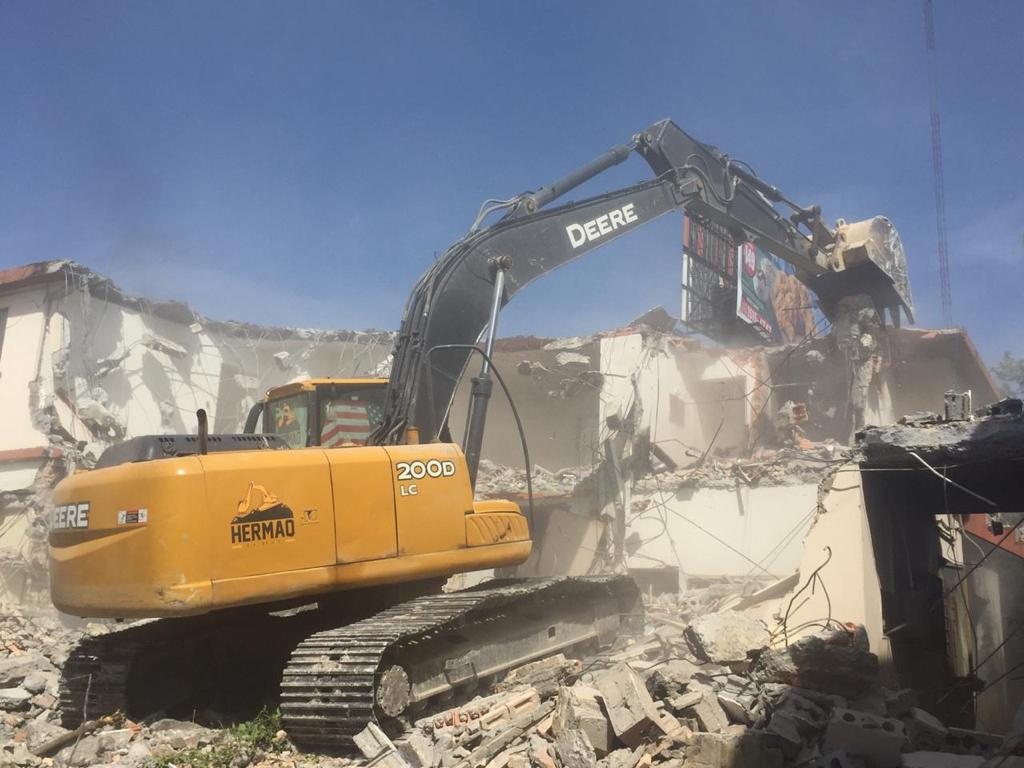 Demolición controlada CIMTRA con excavadora y martillo hidráulico