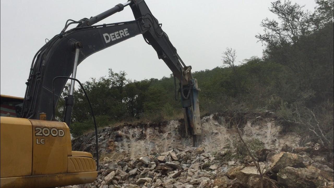 Excavadora Deere con martillo en demolición