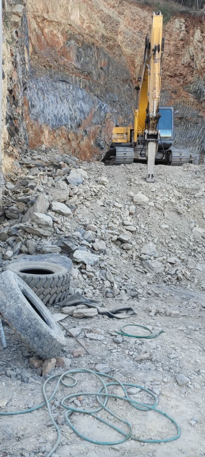 Excavación de talud en roca con excavadora en San Pedro Garza García