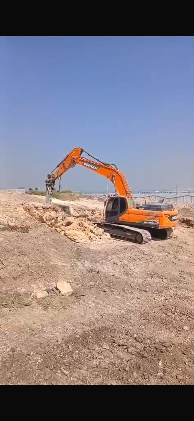 Excavadora Doosan operando en obra de terracería