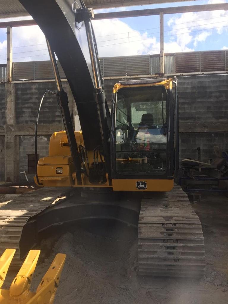 Excavadora John Deere en obra CIMTRA en San Pedro Garza García