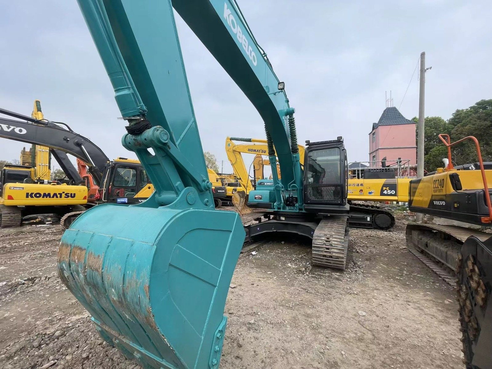 Flota de excavadoras Kobelco Komatsu Volvo