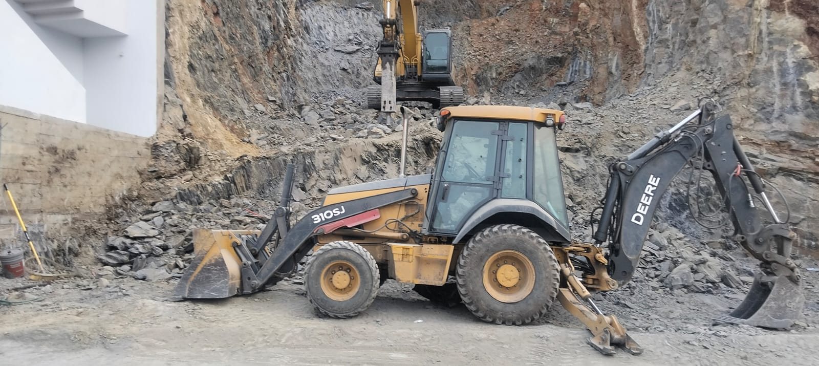 Excavadora Volvo cortando talud rocoso