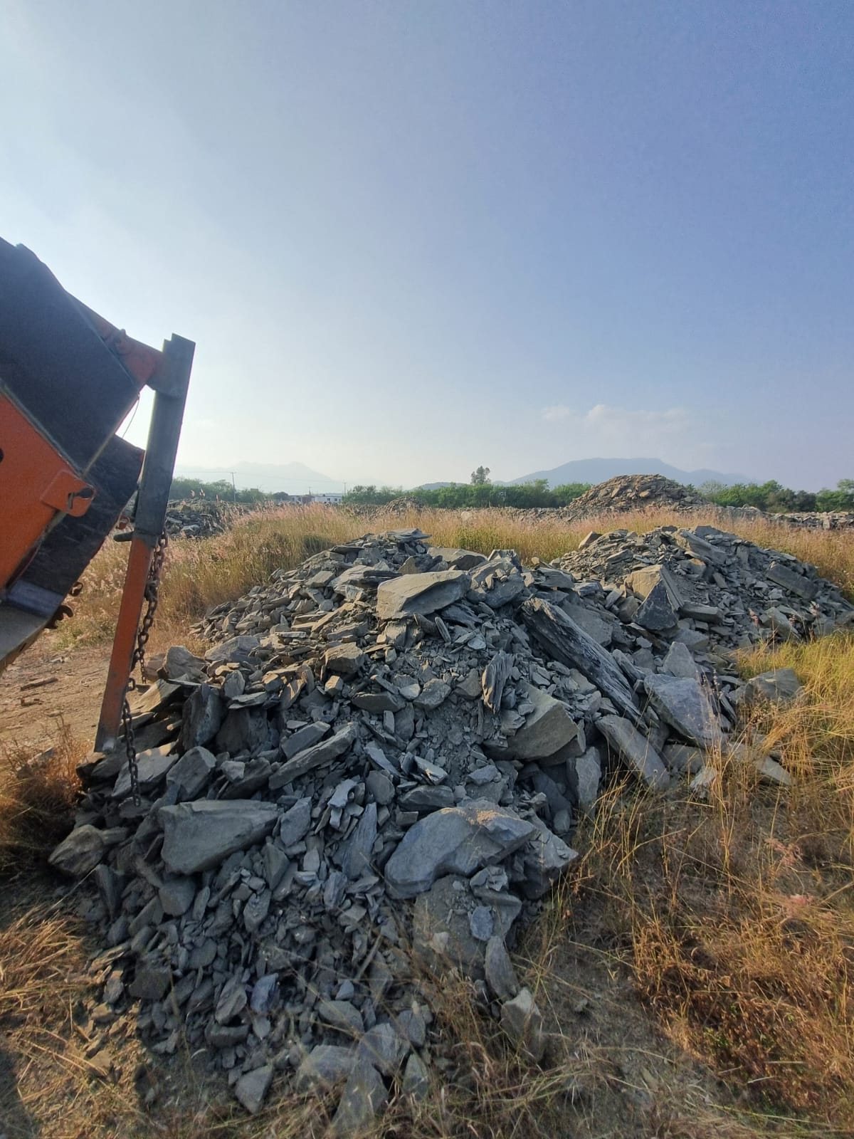 Pilas de grava CIMTRA con la Sierra Madre al fondo