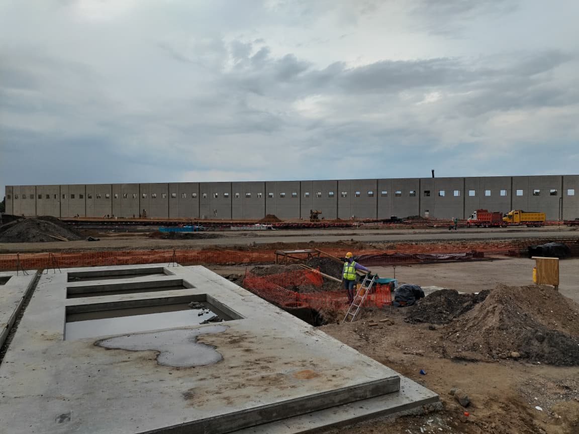 Fachada larga de nave industrial con camiones — entrega CIMTRA llave en mano Monterrey