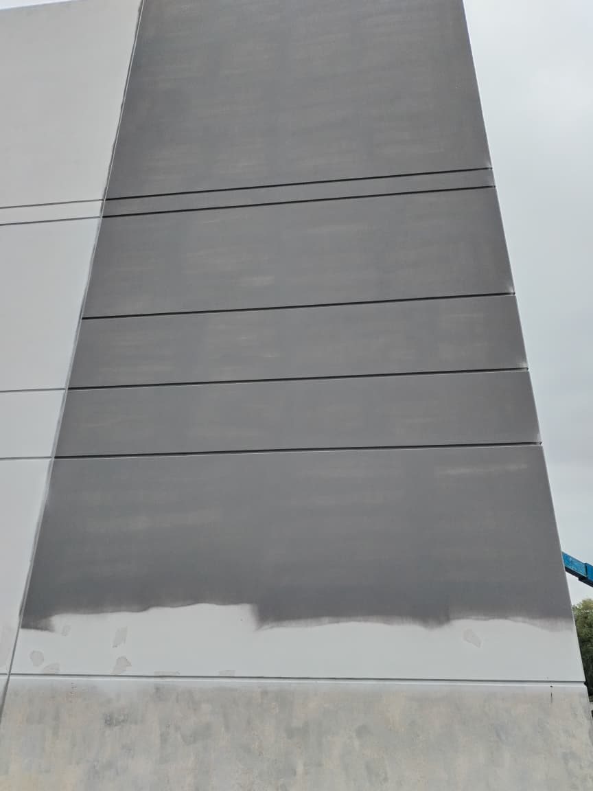 Fachada de paneles tilt-up — sistema constructivo aplicable a obra residencial vertical CIMTRA