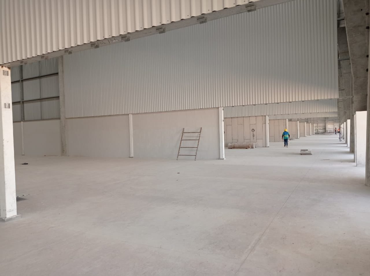 Interior de nave industrial con estructura, techo y piso pulido — gerencia de obra CIMTRA Monterrey