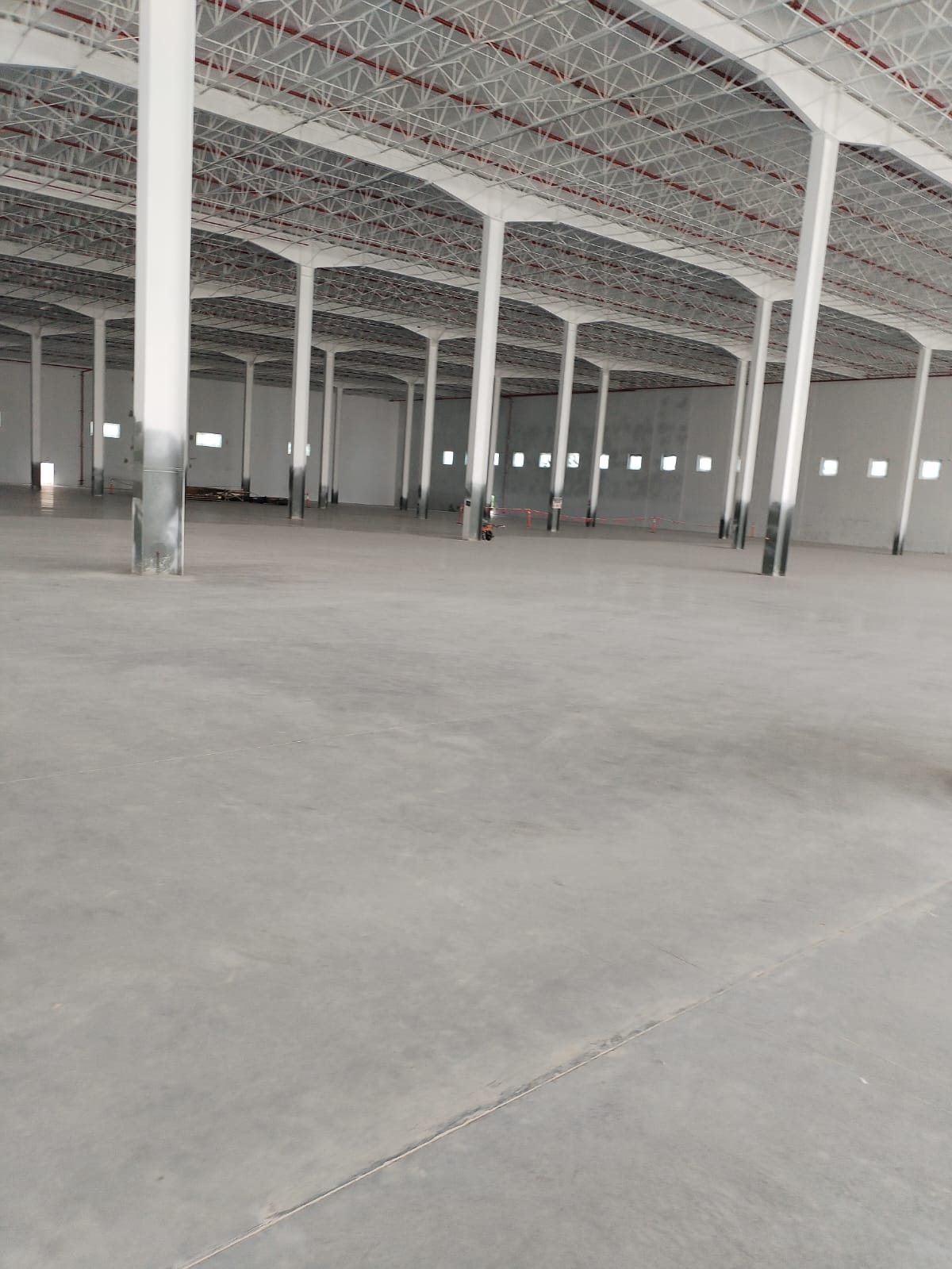 Interior de nave amplia