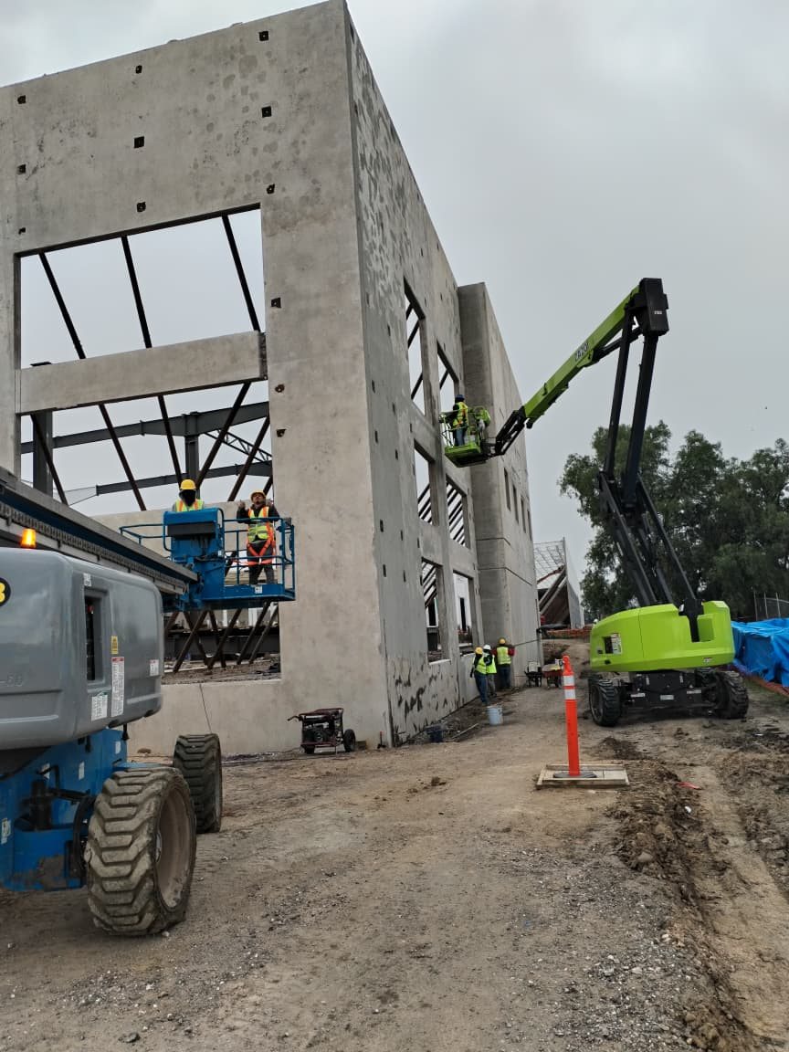 Trabajadores montando muros tilt-up