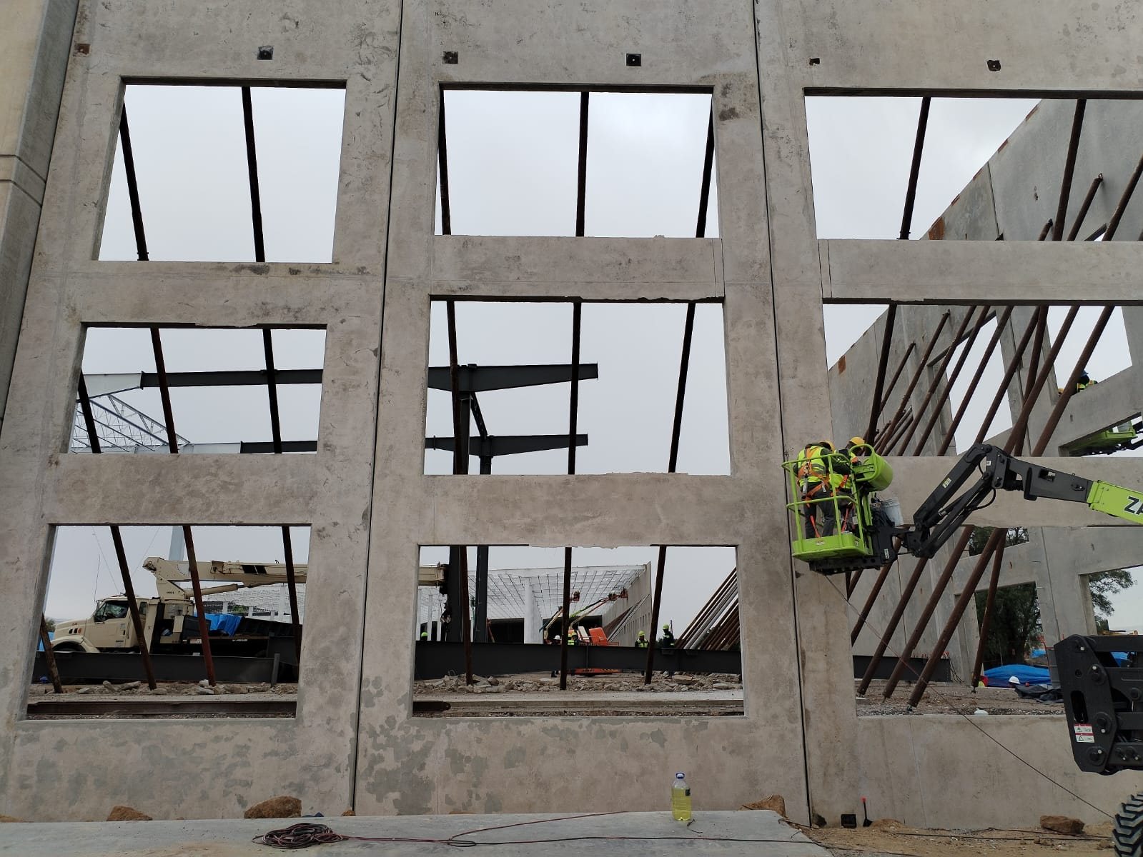 Muros tilt-up con ventanas y grúa de montaje — proyecto integral CIMTRA