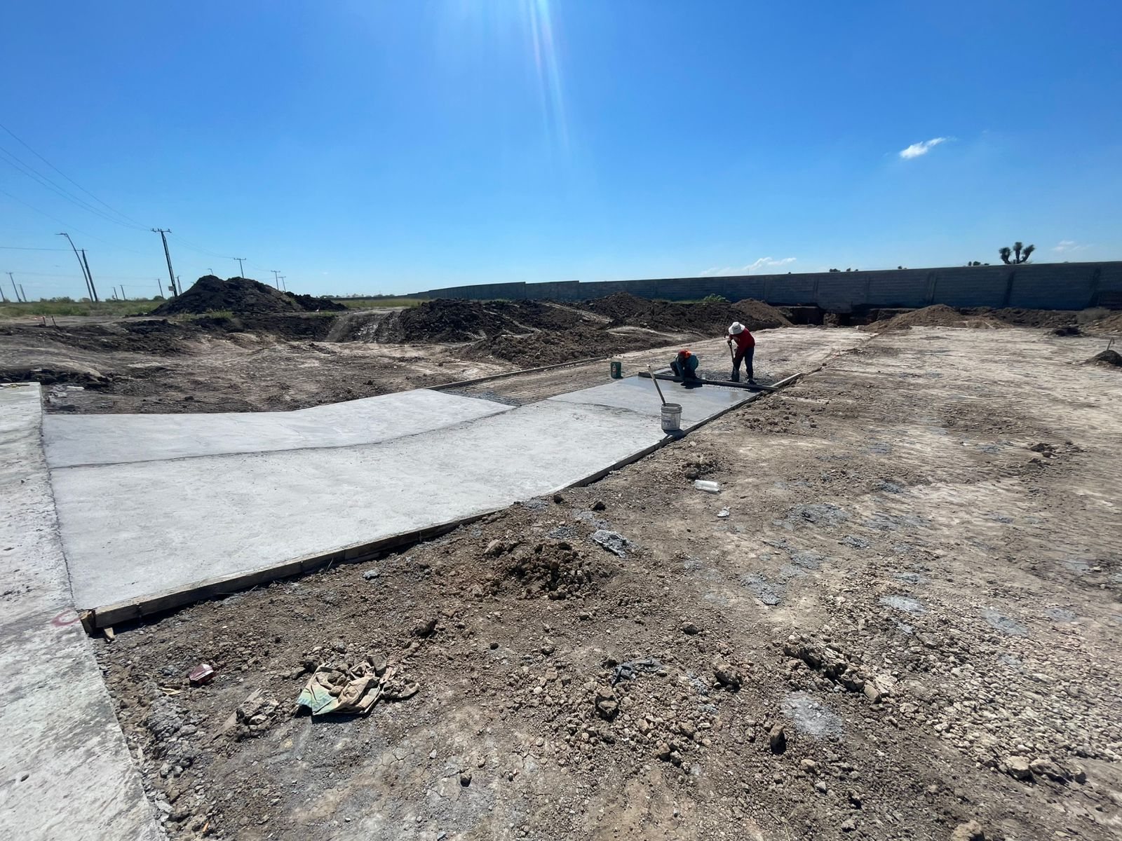 Cuadrilla acabando banqueta de concreto en infraestructura urbana — CIMTRA Monterrey