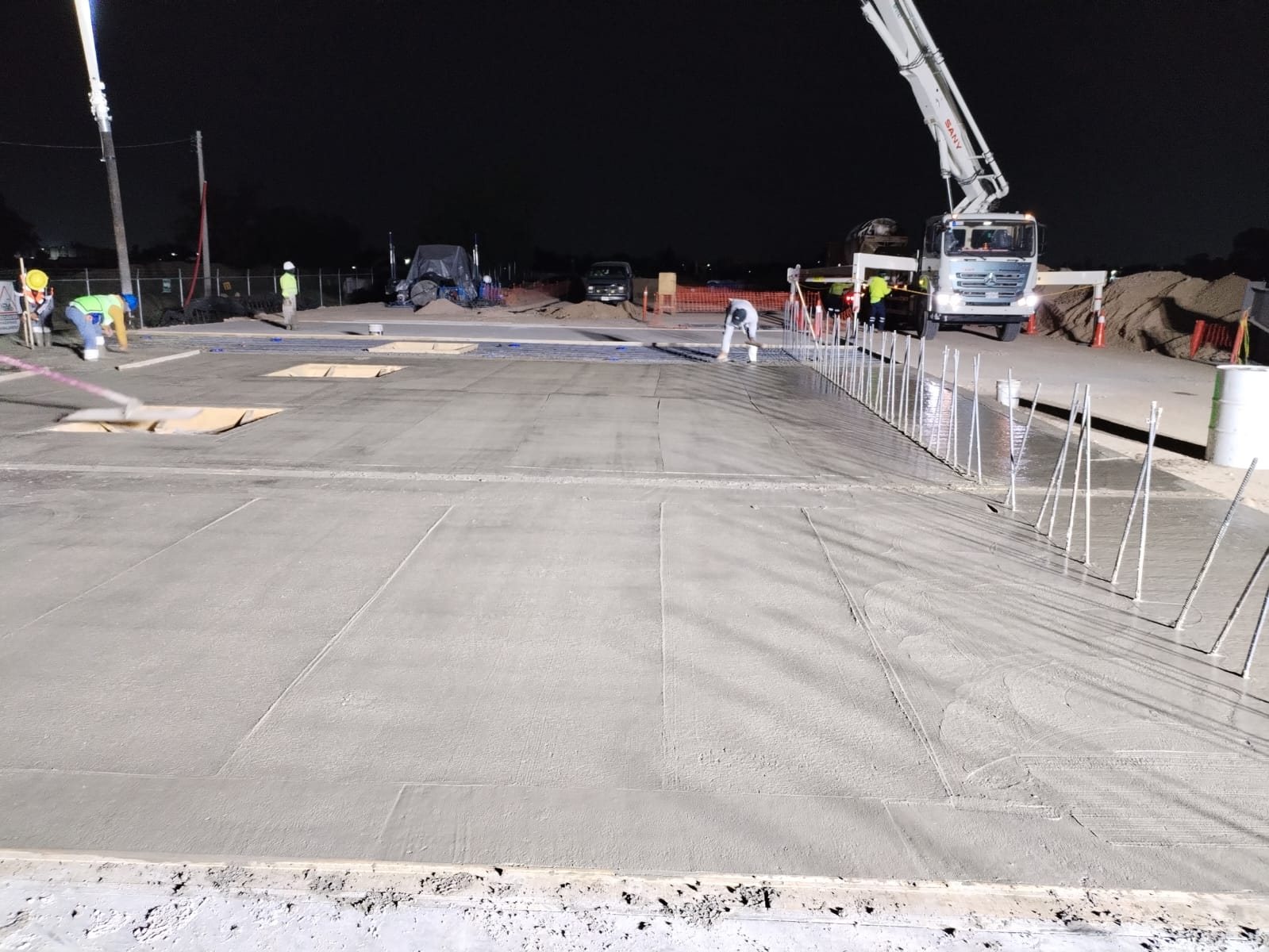 Plataforma de concreto hidráulico y obra civil terminada en parque industrial