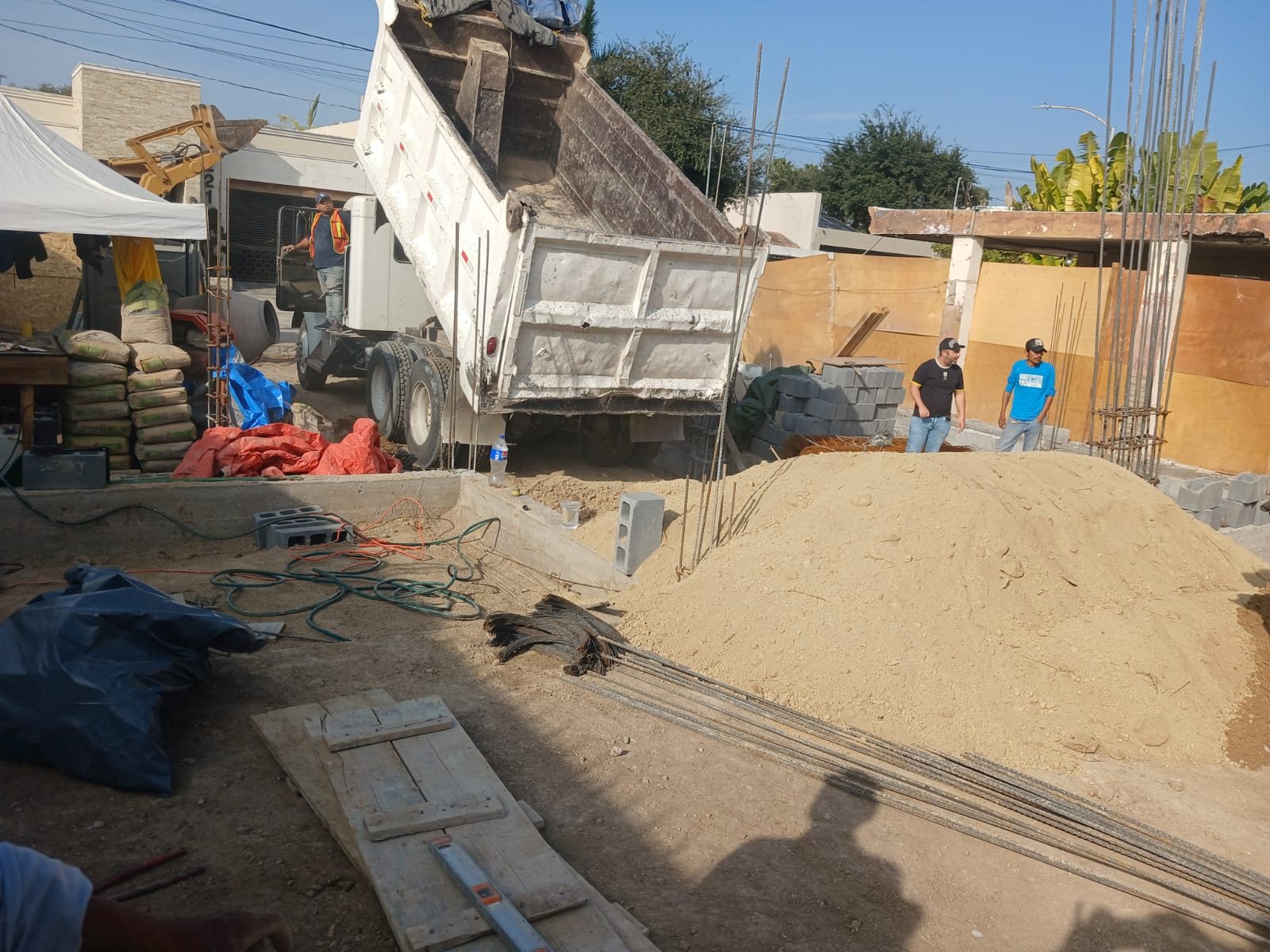 Camión de volteo descargando en banco autorizado en San Pedro Garza García