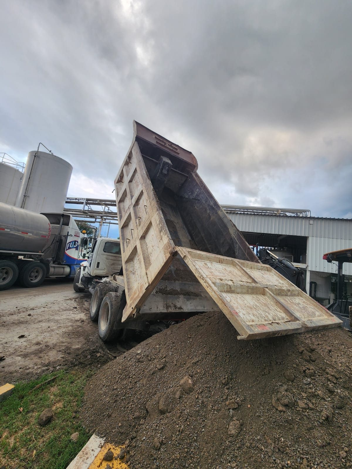 Retiro de capa orgánica en obra CIMTRA en San Pedro Garza García