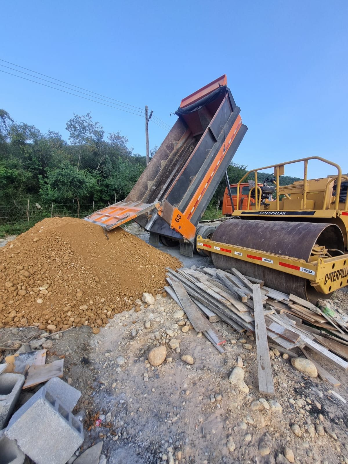 Compactador Caterpillar trabajando capa de terracería en Escobedo