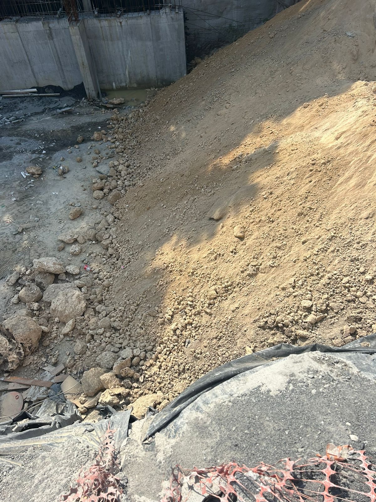 Pila de tierra amarilla para relleno y terraplén — venta CIMTRA Monterrey