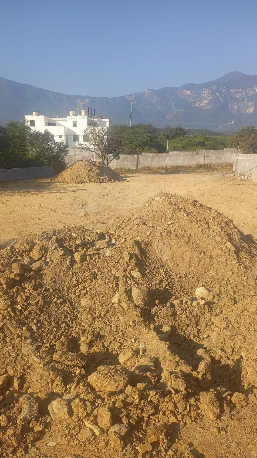 Plataforma de terracería entregada con vista al cerro en Escobedo