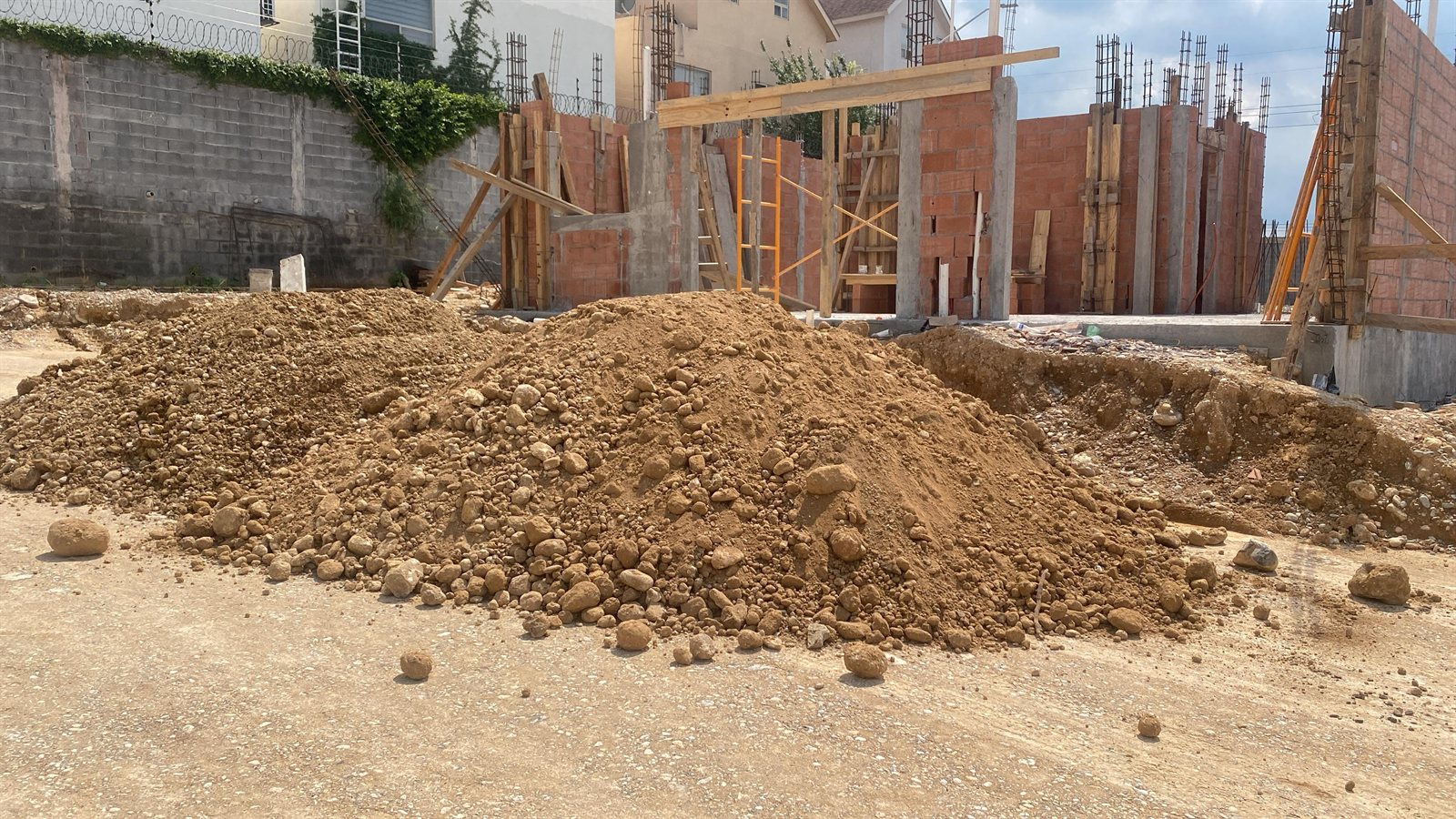 Tierra junto a obra residencial